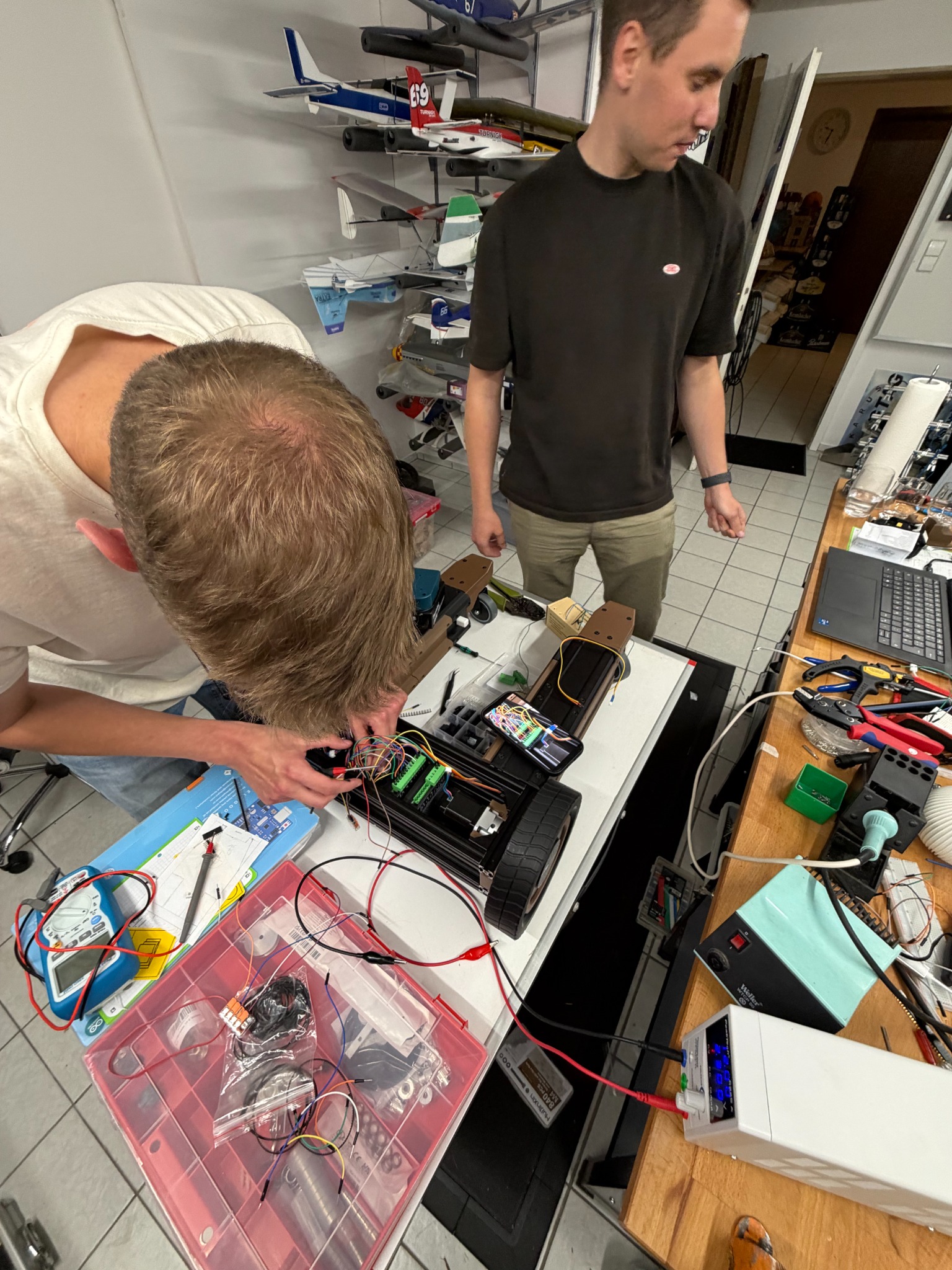 MODOBOT MVP beim Aufbau auf dem Arbeitstisch